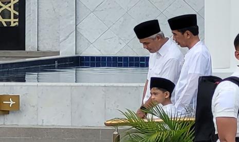 Presiden Joko Widodo (Jokowi) melaksanakan ibadah salat Jumat di Masjid Raya Sheikh Zayed, Solo, Jawa Tengah (Jateng), Jumat (7/4/2023). Presiden Joko Widodo mengajak cucu pertamanya yakni Jan Ethes Srinarendra melakukan Shalat Jumat berjamaah di Masjid Sheikh Zayed, Surakarta. Turut mendampingin Gubernur Jateng Ganjar Pranowo. 