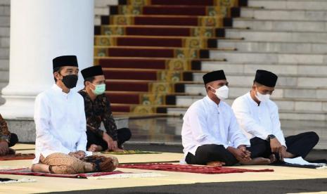 Presiden Joko Widodo (Jokowi) melaksanakan sholat Idulfitri 1442 H di halaman Gedung Induk Istana Kepresidenan Bogor, Jawa Barat, Kamis (13/5) pagi. 