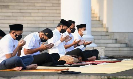 Presiden Joko Widodo (Jokowi) melaksanakan sholat Idulfitri 1442 H di halaman Gedung Induk Istana Kepresidenan Bogor, Jawa Barat, Kamis (13/5) pagi. 