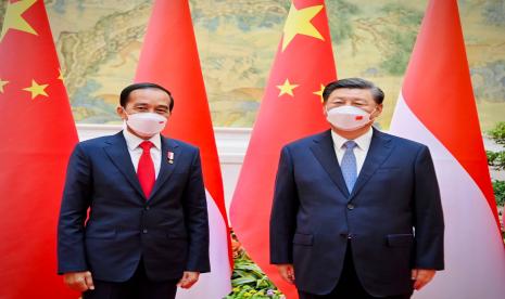 Presiden Joko Widodo (Jokowi) melakukan pertemuan bilateral dengan Presiden Republik Rakyat Tiongkok (RRT) Xi Jinping di Villa 14, Diaoyutai State Guesthouse, Beijing, Selasa sore (26/7). Dalam pertemuan tersebut, kedua pemimpin menyampaikan komitmennya untuk memperkuat kerja sama ekonomi. Jokowi Pulang ke Tanah Air Usai Lawatan Tiga Negara