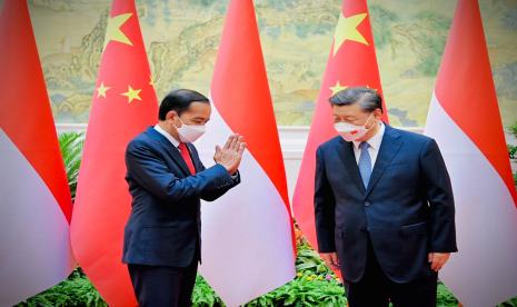 Presiden Joko Widodo (Jokowi) melakukan pertemuan bilateral dengan Presiden Republik Rakyat Tiongkok (RRT) Xi Jinping di Villa 14, Diaoyutai State Guesthouse, Beijing, Selasa sore (26/7). Dalam pertemuan tersebut, kedua pemimpin menyampaikan komitmennya untuk memperkuat kerja sama ekonomi.