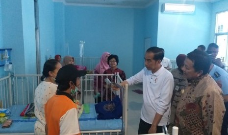 Presiden Joko Widodo (Jokowi) melakukan sidak (inspeksi mendadak) pelayanan BPJS Kesehatan di RSUD Dr Abdul Moeloek, Bandar Lampung, Provinsi Lampung, Jumat (15/11) pagi.