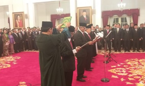 Presiden Joko Widodo (Jokowi) melantik pimpinan KPK dan anggota Dewan Pengawas di Istana Negara, Jakarta, Jumat (20/12). 