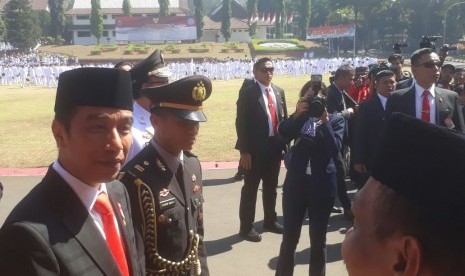 Presiden Joko Widodo (Jokowi) di sela para Pamong Praja Muda Institut Pemerintahan Dalam Negeri (IPDN).