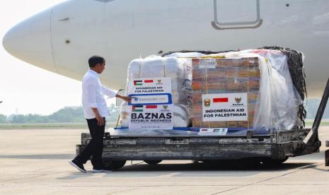 Presiden Joko Widodo (Jokowi) melepa bantuan Baznas untuk Palestina.