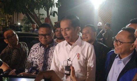 Presiden Joko Widodo (Jokowi) memberikan keterangan ke awak media usai menyambangi Kompleks Parlemen, Senayan, Jakarta, Kamis (15/8). 