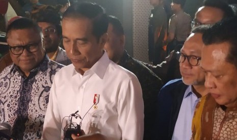 Presiden Joko Widodo (Jokowi) memberikan keterangan ke awak media usai menyambangi Kompleks Parlemen, Senayan, Jakarta, Jumat (16/8). 