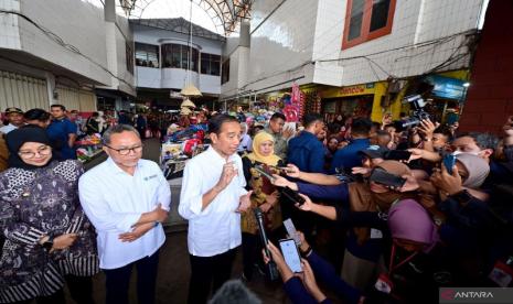 Presiden Joko Widodo (Jokowi) memberikan keterangan kepada media setelah mengunjungi Pasar Rogojampi, Kabupaten Banyuwangi, Provinsi Jawa Timur, Rabu (27/12/2023). 