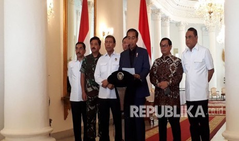 Presiden Joko Widodo (Jokowi) memberikan keterangan pers terkait peristiwa di Rutan cabang Salemba, Kelapa Dua, Depok. Ia didampingi Panglima TNI Hadi Tjahjanto, KaBIN Budi Gunawan,  Wakapolri Syafruddin, Menkopolhukam Wiranto, Kepala BNPT Suhardi Alius, dan Sekretaris Kabinet Pramono Anung di Istana Kepresidenan Bogor, Jawa Barat, Kamis (10/5). 