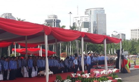 Presiden Joko Widodo (Jokowi) memimpin langsung upacara peringatan hari Korps Pegawai Republik Indonesia (Korpri) ke-46 di Lapangan Monas, Jakarta, Rabu (29/11).