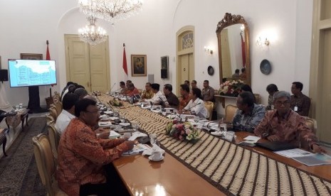  Presiden Joko Widodo (Jokowi) memimpin rapat terbatas terkait persiapan Asian Games 2018. Rapat tersebut diadakan di Istana Kepresidenan di Bogor, Rabu (18/4). 