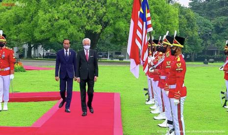 Presiden Joko Widodo (Jokowi) mendampingi Perdana Menteri Malaysia Sri Ismail Sabri Yaakob di Istana Kepresidenan Bogor, Jawa Barat, Rabu (10/11). 