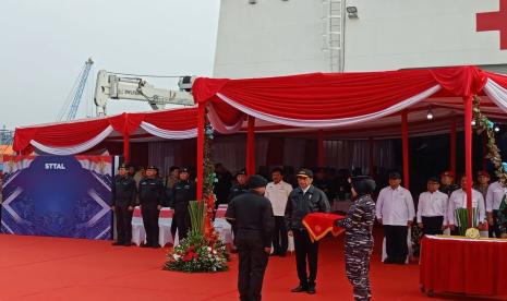 Presiden Joko Widodo (Jokowi) menerima Brevet Hiu Kencana di Markas Kolinlamil, Tanjung Priok, Jakarta Utara, Sabtu (28/9/2024).