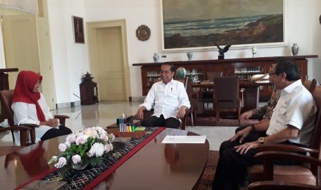 Presiden Joko Widodo (Jokowi) menerima kunjungan Baiq Nuril di Istana Kepresidenan Bogor, Jawa Barat, Jumat (2/8). Dalam kesempatan ini, Presiden juga menyerahkan Keputusan Presiden mengenai pemberian amnesti untuk Baiq Nuril. 