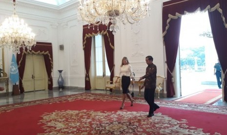 Presiden Joko Widodo (Jokowi) menerima kunjungan kehormatan utusan PBB untuk Inklusi Keuangan Ratu Maxima di Istana Negara, Selasa (13/2).