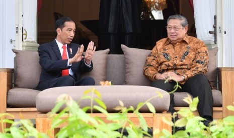 Presiden Joko Widodo (Jokowi) menerima kunjungan Presiden keenam Susilo Bambang Yudhoyono (SBY) di Istana Merdeka, Jakarta, Jumat (27/10) 