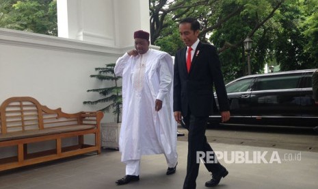 Presiden Joko Widodo (Jokowi) menerima kunjungan Presiden Republik Niger Mohamadou Issoufou di Istana Presiden, Jakarta, Senin (16/10). 