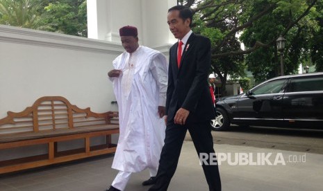 Presiden Joko Widodo (Jokowi) menerima kunjungan Presiden Republik Niger Mohamadou Issoufou di Istana Presiden, Jakarta, Senin (16/10). 