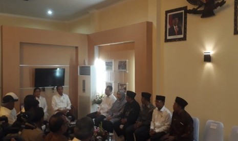 Presiden Joko Widodo (Jokowi) menggelar rapat koordinasi dengan Gubernur NTB Zulkieflimansyah, Wakil Gubernur NTB Sitti Rohmi Djalilah, dan sejumlah bupati/wali kota terdampak gempa di ruang VIP Bandara Internasional Lombok, Kamis (18/10).