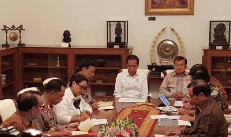 Presiden Joko Widodo (Jokowi) menggelar rapat terbatas membahas mengenai perkembangan situasi di Papua. Ratas digelar di Istana Merdeka, Jakarta, Jumat (30/8). 