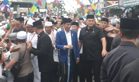 Presiden Joko Widodo (Jokowi) menghadiri Haul ke-13 ulama karismatik asal Martapura, Kiai Haji Muhammad Zaini Bin Abdul Ghani atau biasa masyarakat sekitar memanggil Abah Guru Sekumpul di Kelurahan Sekumpul, Kabupaten Banjar, Kalimantan Selatan, Ahad (24/3).