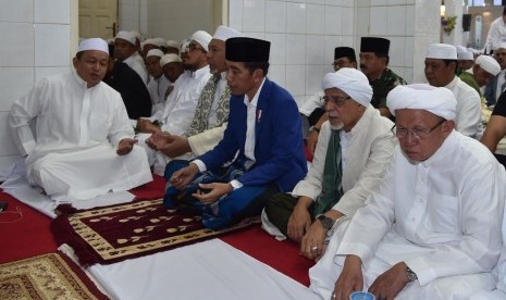 Presiden Joko Widodo (Jokowi) menghadiri Haul ke-13 ulama karismatik asal Martapura, Kyai Haji Muhammad Zaini Bin Abdul Ghani atau biasa masyarakat sekitar memanggil Abah Guru Sekumpul di Kelurahan Sekumpul, Kabupaten Banjar, Kalimantan Selatan.