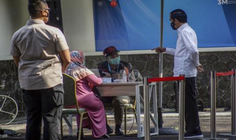 Presiden Joko Widodo (Jokowi) meninjau simulasi pemberian vaksinasi Covid-19 di Puskesmas Tanah Sareal, Kota Bogor, Jawa Barat, Rabu (18/11). Presiden sudah menegaskan akan menjadi orang pertama yang menerima vaksin Covid-19 di Tanah Air.