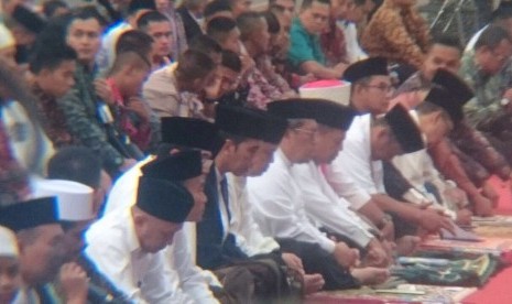 Presiden Joko Widodo (Jokowi) menunaikan ibadah Shalat Idul Adha 1438 H di Lapangan Merdeka Kota Sukabumi, Jawa Barat, Jumat (1/9). 