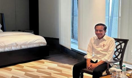 Presiden Joko Widodo (Jokowi) menunjukkan kamar tidur di Istana IKN.