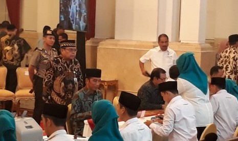 Presiden Joko Widodo (Jokowi) menyalurkan zakatnya melalui Badan Amil Zakat Nasional (Baznas) yang membuka layanan pembayaran zakat di Istana Negara, Jakarta, Kamis (16/5). 