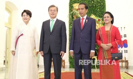 Presiden Joko Widodo (Jokowi) menyambut kunjungan Presiden Korea beserta Ibu Negara di Istana Kepresidenan Bogor, Jawa Barat, Kamis (9/11).