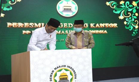 Presiden Joko Widodo (Jokowi) meresmikan gedung kantor Pimpinan Pusat Dewan Masjid Indonesia (DMI) di Jakarta, Jumat (24/12).