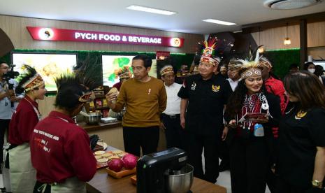 Presiden Joko Widodo (Jokowi) meresmikan menyediakan sarana pengembangan generasi muda berupa Gedung Papua Youth Creative Hub (PYCH) di Jayapura, Papua, Selasa (21/3/2023).