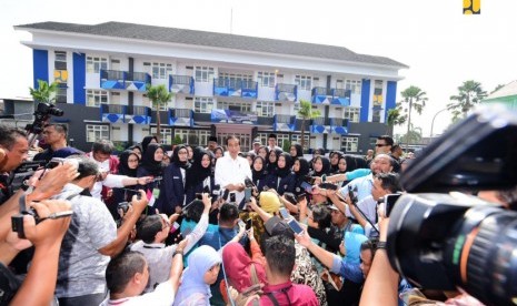 Presiden Joko Widodo (Jokowi) meresmikan sekaligus tiga Rumah Susun (Rusun) di Kabupaten Tulungagung, Jawa Timur, tepatnya di STKIP PGRI, Jumat (4/1). 