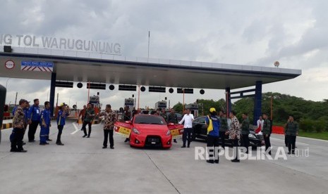 Presiden Joko Widodo (Jokowi) meresmikan Tol Surabaya-Mojokerto (Sumo) seksi IB, II, dan III pada Selasa (19/12). Seremonial peresmian dilakukan Jokowi dengan penekana tombil sirine dan penandatanganan prasasti, di gerbang Tol Warugunung.