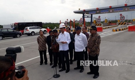 Presiden Joko Widodo (Jokowi) meresmikan Tol Surabaya-Mojokerto (Sumo) seksi IB, II, dan III pada Selasa (19/12). Seremonial peresmian dilakukan Jokowi dengan penekana tombil sirine dan penandatanganan prasasti, di gerbang Tol Warugunung.