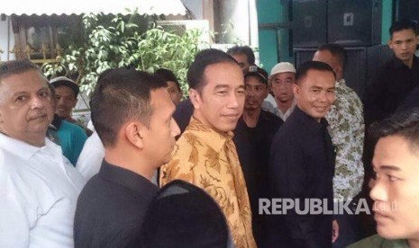 Presiden Joko Widodo (Jokowi) pagi ini turut membagikan paket Ramadhan di Masjid Mubarok, Jalan Rawa Bebek, Penjaringan, Jakarta Utara, Selasa (13/6). 