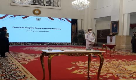 Presiden Joko Widodo (Jokowi) resmi melantik Yudo Margono sebagai Panglima TNI  menggantikan Jenderal Andika Perkasa pada Senin (19/12) siang di Istana Negara, Jakarta.