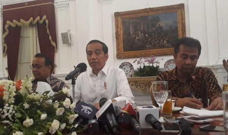 Presiden Joko Widodo (Jokowi) saat berbincang dengan awak media Istana di Istana Merdeka, Jakarta, Jumat (17/1). 