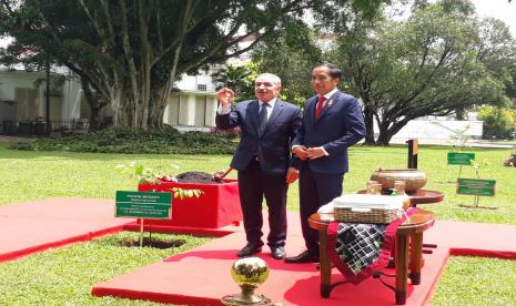 Presiden Joko Widodo (Jokowi) saat menanam pohon meranti dengan Perdana Menteri Palestina Mohammad I.M. Shtayyeh di Istana Kepresidenan Bogor, Jawa Barat, Senin (24/10).