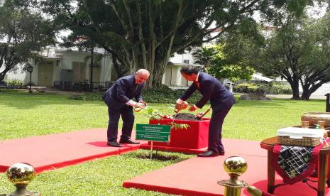 Presiden Joko Widodo (Jokowi) saat menanam pohon meranti dengan Perdana Menteri Palestina Mohammad I.M. Shtayyeh di Istana Kepresidenan Bogor, Jawa Barat, Senin (24/10).