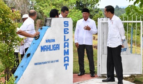 Presiden Joko Widodo (Jokowi) saat meninjau pemakaman Mahligai di Barus, Sumatra Utara (24/3). 