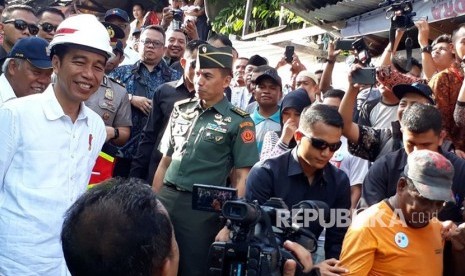 Presiden Joko Widodo (Jokowi)  saat meninjau program padat Karya tunai di kelurahan Batumerah, Ambon, Rabu (14/2). 