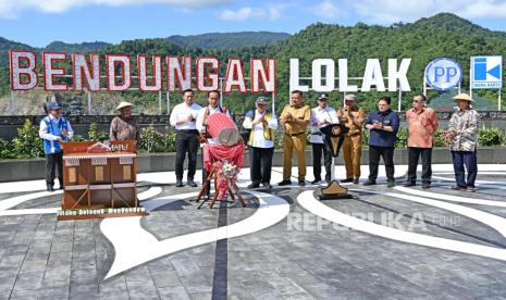 Presiden Joko Widodo (Jokowi) saat meresmikan Bendungan Lolak di Kabupaten Bolaang Mongondow, Sulawesi Utara, Jumat (23/2/2024). 