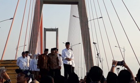 Presiden Joko Widodo (Jokowi) saat meresmikan pembebaskan tarif tol Jembatan Suramadu di Jawa Timur, Sabtu (27/10). 