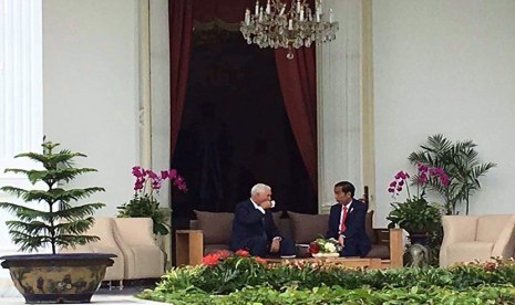 Presiden Joko Widodo (Jokowi) tengah melakukan perbincangan bersama Wakil Presiden Amerika Serikat Michael Richard Pence di beranda Istana Negara, Kamis (20/4).    