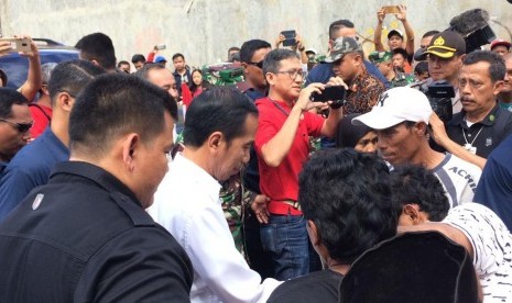 Presiden Joko Widodo (Jokowi) tiba di Lapangan Ahmad Yani, Desa Labuan, Kecamatan Labuan, Kabupaten Pandeglang, Banten, Senin (24/12) sekitar pukul 09.45 WIB. Jokowi tiba dengan menaiki helikopter.