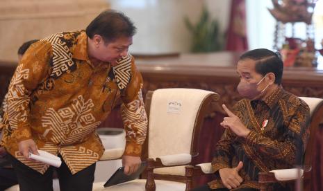 Menko Perekonomian Airlangga Hartarto berbicang dengan Presiden Joko Widodo