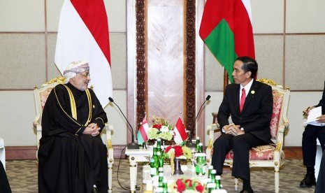 Presiden Joko Widodo (kanan) berbincang dengan Chairman of State Council Oman Yahya Bin Mahfoudh Al Mantheri (kedua kanan) saat pertemuan bilateral di sela-sela KTT Luar Biasa ke-5 OKI di JCC, Jakarta, Senin (7/3).