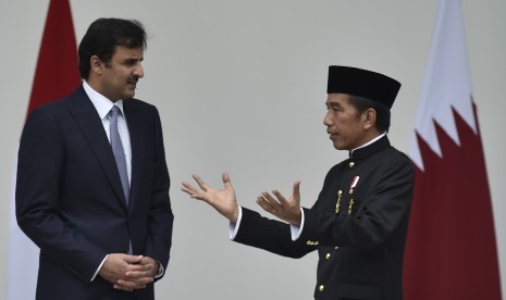 Presiden Joko Widodo (kanan) berbincang dengan Emir Qatar Sheikh Tamim bin Hamad Al Thani (kiri).